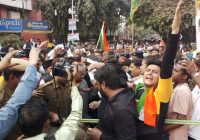 पुलिस कि गुंडागर्दी: पटना की सड़कों पर विरोध करने उतरी कांग्रेस, पुलिस ने बरसाईं लाठियां