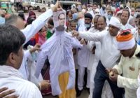 गुना में हुई दलित किसान की पिटाई के विरोध में सड़क पर उतरी कांग्रेस, सीएम के जलाए पुतले