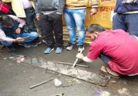 दिल्ली बॉर्डर पर लगी कीलें हटाने का वीडियो वायरल, लोगों ने कहा दबाव में आई सरकार