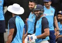 इंग्लैंड में टीम इंडिया पर कोरोना का अटैक: ऋषभ पंत हुए पॉजिटिव, लेकिन कोच रवि शास्त्री और बाकी खिलाड़ी घूम रहे