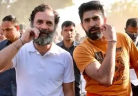 भारत जोड़ो यात्रा में बॉक्सर विजेंदर सिंह के साथ राहुल गांधी ने मूछों पर ताव, तस्वीरें वायरल
